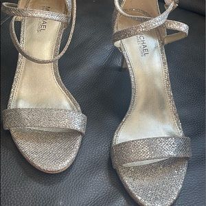 MICHAEL KORS LIGHT GOLD STUNNING HEELS. Size 5.5